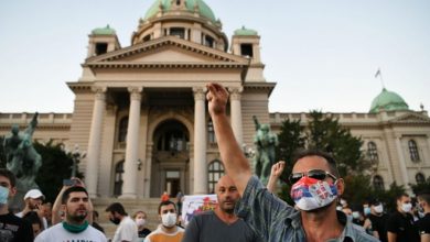Photo of INCIDENTI ISPRED SKUPŠTINE SRBIJE: U sukobu grupe demonstranata POTEZANI NOŽEVI, nose majice sa Karadžićevim likom, jedna grupa upada u PARLAMENT (VIDEO)